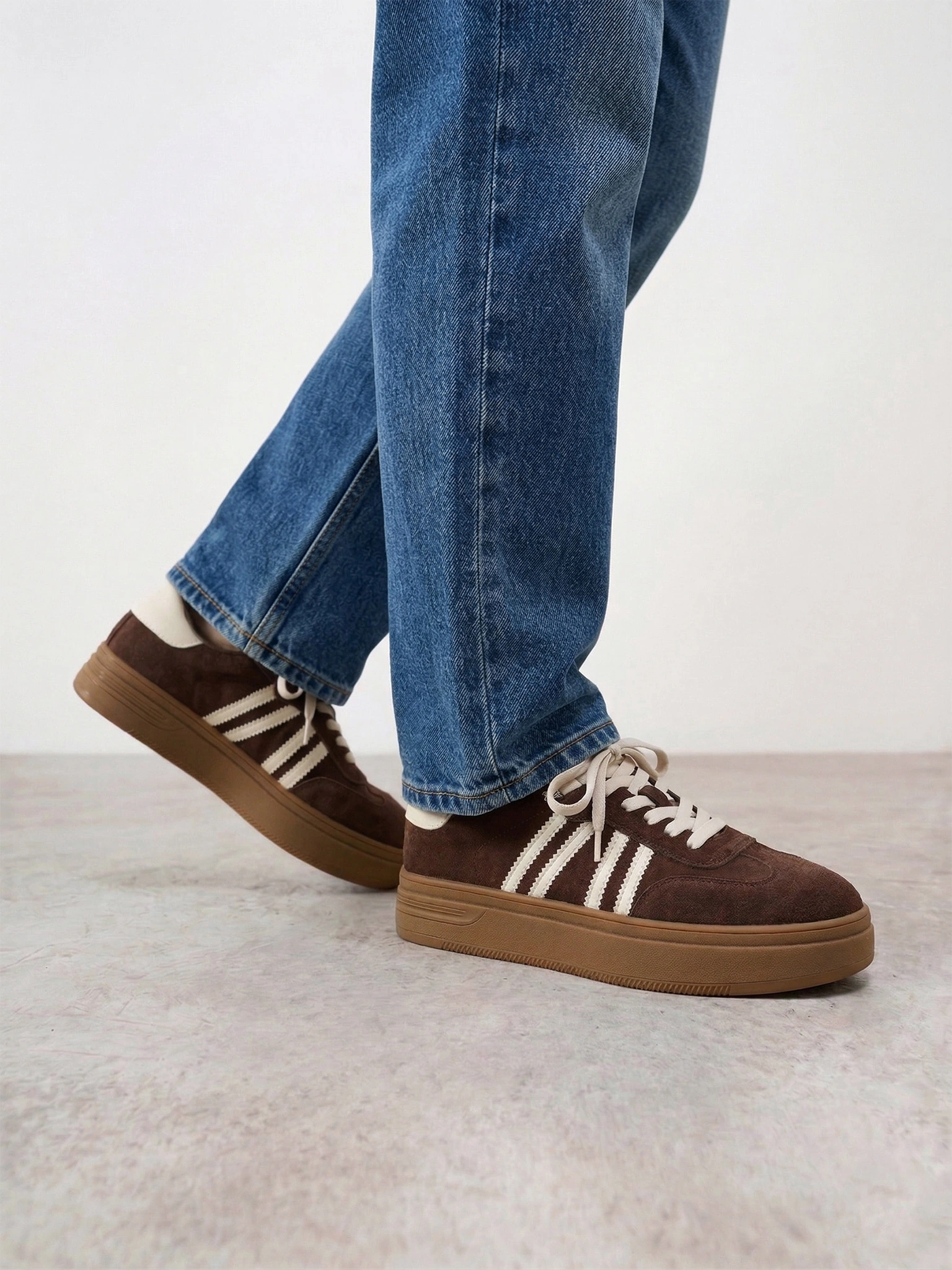 Кеды темно-коричневого цвета из натуральной замши на средней платформе